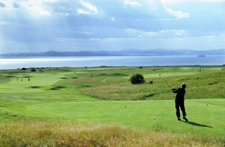 Golfer playing at Gullane n°1 Golfer playing at Gullane n°1