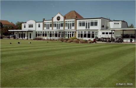 1st tee and clubhouse of Hillside golf course