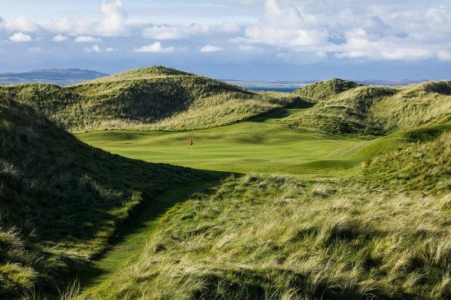 Ondulated green at Machrie Golf course