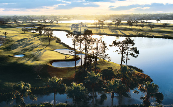 Green et point d'eau sur ce parcours du PGA National en Floride 