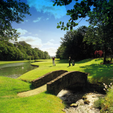 Un golfeur et le Pro sur le parcours de Mount Juliet