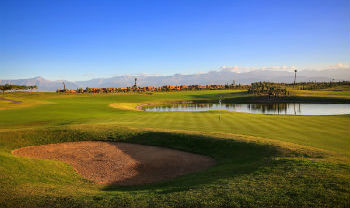 Large green et bunker sur le parcours du Palm Ourika à Marrakech au Maroc