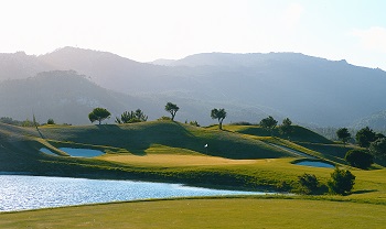 Vue sur le fairway et les montagnes sur le parcours de Penha Longa à Lisbonne au Portugal