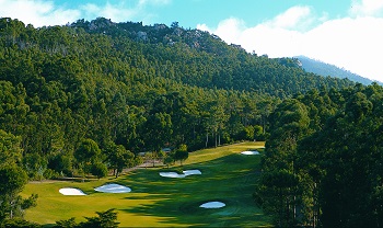 Vue sur le fairway, la forêt et la montagne sur le parcours de Penha Longa à Cascais au Portugal