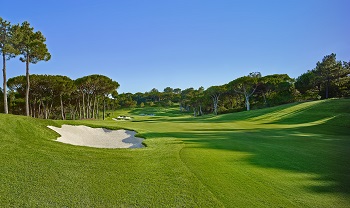 Large fairway et bunkers sur le parcours de Quinta do Lago à Vilamoura au Portugal
