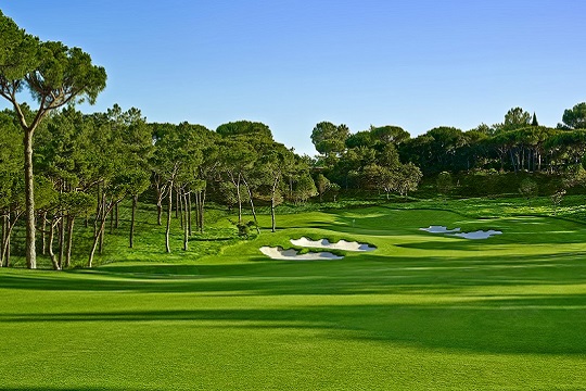Large fairway, green et bunker sur le parcours North de Quinta do Lago à Vilamoura au Portugal