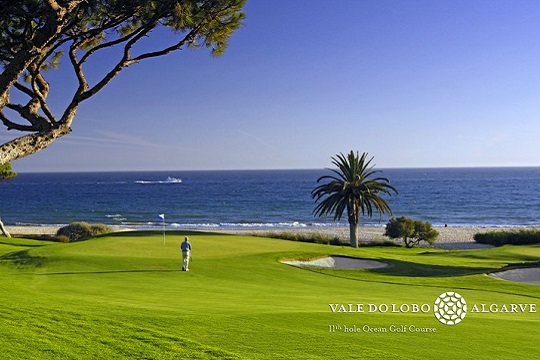 Green et plage sur le parcours de Vale Do Lobo Royal en dans la région de l'Algarve au Portugal