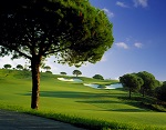 Large fairway et bunker sur le golf de Monte Rei en Algarve