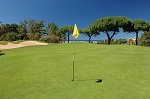 Large green et drapeau sur le golf de San Lorenzo en Algarve