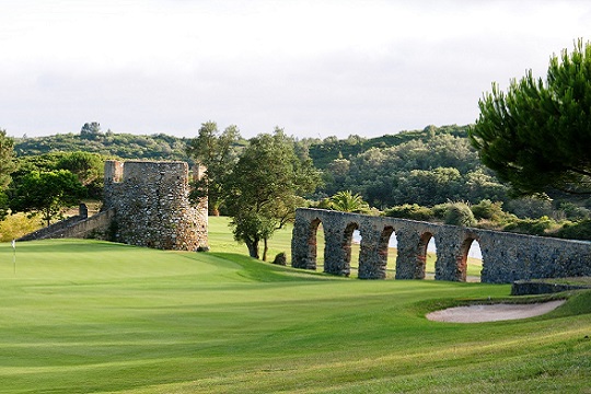 Large green et ruines sur le golf de Penha Longa à Cascais au Portugal