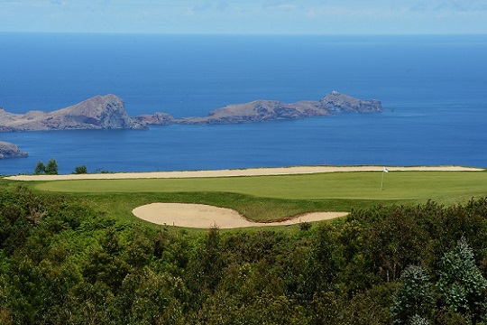 Large green et bubnker vue mer sur le golf de Santo da Serra sur une île du Portugal