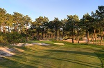 Large fairway, green et bunker sur le trou numéro 5 de Troia dans la région de Lisbonne