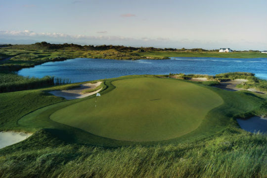 Large green et lac sur le parcours de St Francis Links