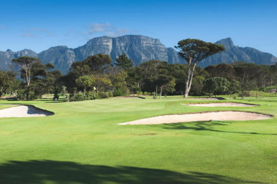 Large green et vue sur les montagnes sur le parcours du royal Cape