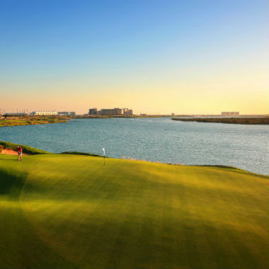Large green au bord de l'eau sur le parcours de Yas Link à Abu Dhabi