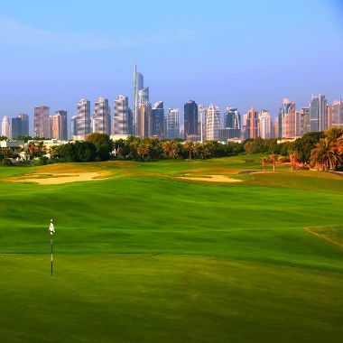 Green et vue sur la ville de Dubai sur le parcours de Montgomerie